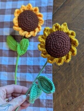 🌻🆕2 Handmade Crochet Sunflower Stems Cottagcore Decor Summer Style